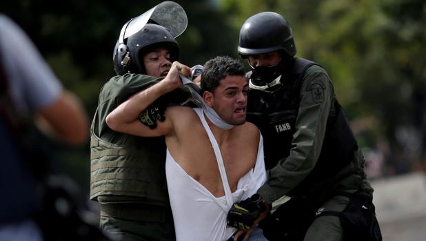 Un joven es detenido por las Fuerza Armada bolivariana durante una protesta en julio de 2017