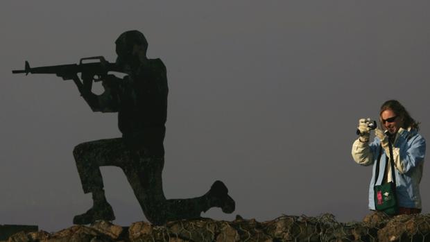 Una turista israelí toma una fotografía en el monte Bental de los Altos del Golán
