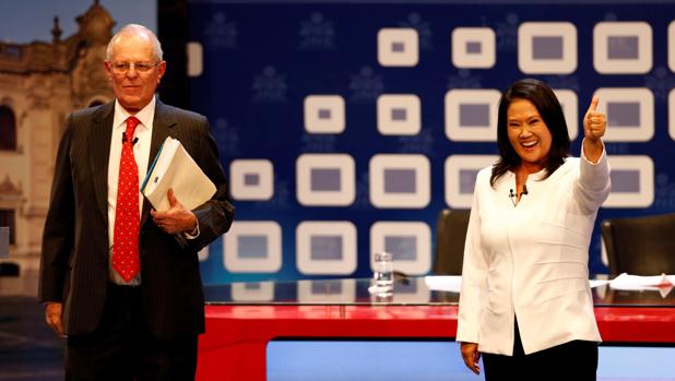 El hoy presidente de Perú, Pedro Pablo Kuczynski, junto a la candidata Keiko Fujimori en la campaña de 2016
