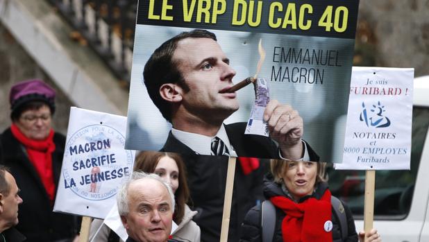 La imagen de Emmanuel Macron en una manifestación en 2014, cuando era ministro de Economía