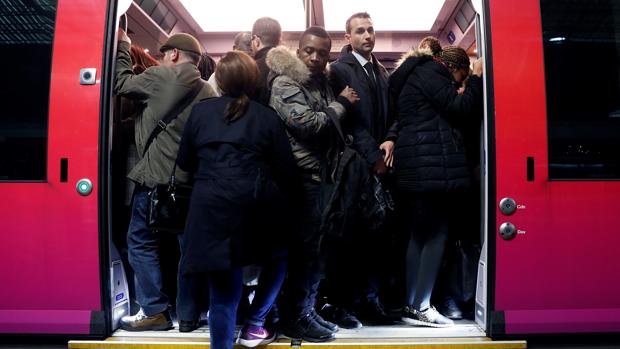 Un tren regional TER repleto de pasajeros durante la huelga de trabajadores de la estatal Sociedad Nacional de Ferrocarriles francesa (SNCF), en la estación Saint-Lazare, en París (Francia)