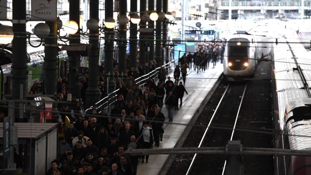 En esta foto de archivo tomada el 4 de abril, 2018 pasajeros caminan en la plataforma de la estación de trenes Gare du Nord en París el segundo día de tres meses de huelgas