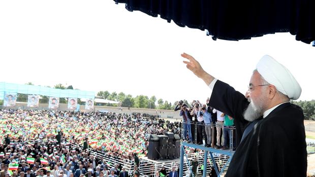 Hassan Rohani saluda a la multitud en un discurso sobre el acuerdo nuclear