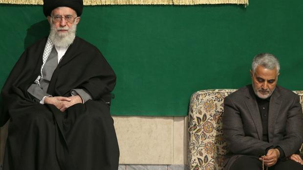El líder supremo de Irán, el ayatolá Alí Jamenei, junto a Qassem Suleimani, el hombre fuerte de Al Quds