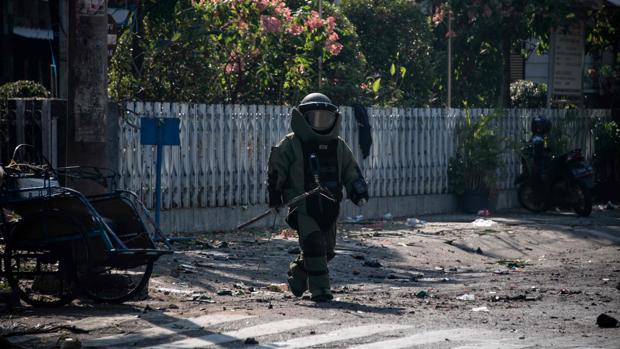 Un especialista en bombas, en las inmediaciones de la iglesia católica inmaculada Santa María, después de la explosión