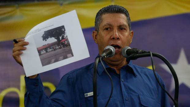 El candidato opositor Henri Falcón habla durante una rueda de prensa