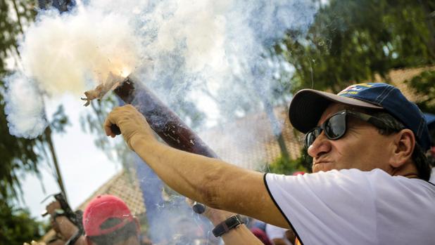 Un seguidor del presidente de Nicaragua, Daniel Ortega, dispara un mortero casero