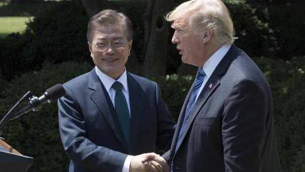 El presidente estadounidense, Donald Trump (d) junto con su homólogo de Corea del Sur, Moon Jae-in