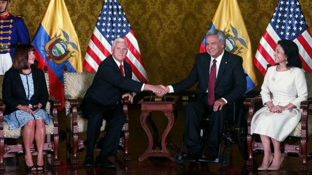 Pence y Moreno, acompañados por sus esposas, durante su encuentro