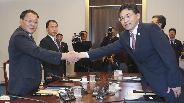 Kim Jeong-ryeol (d), viceministro de Transportes de Corea del Sur, y Kim Yun-hyok (i), viceministro de Ferrocarriles de Corea del Norte, participan en una reunión