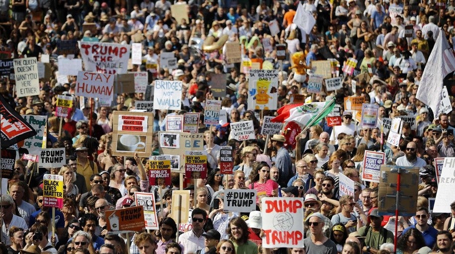 Miles de personas protestan contra la visita de Trump al Reino Unido ...