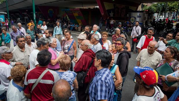 Jubilados se manifiestan frente a una entidad bancaria en Caracas