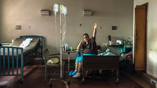 Una mujer se alimenta a base de granos y harina en el Hospital Universitario de Caracas