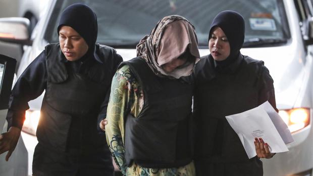 La vietnamita Doan Thi Huong (c), detenida en relación con la muerte de Kim Jong-nam
