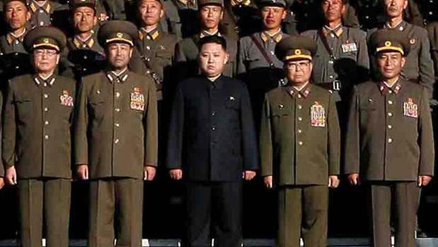 El militar Kim Yong-chun posa a la derecha del líder norcoreano, Kim Jong-un (centro)