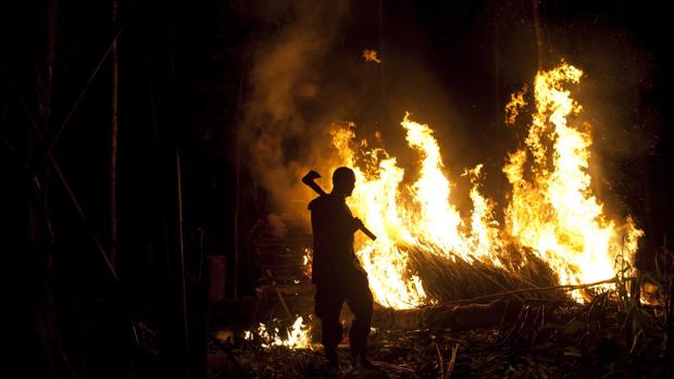 Un soldado incendia un campamento minero ilegal cerca del Parque Nacional de Canaima (Venezuela) en 2010
