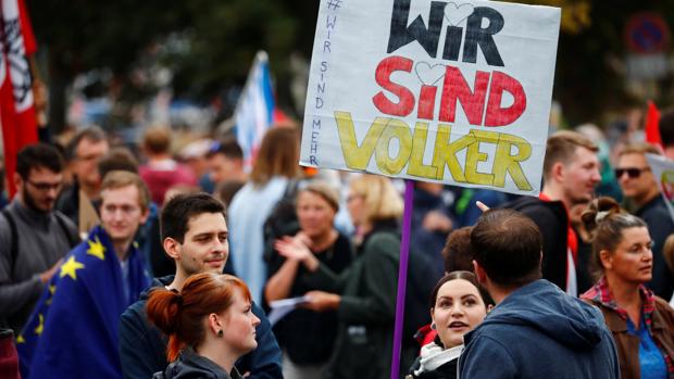 Manifestantes en la ciudad alemana de Chemnitz llevan una parte en la que se puede leer: «Nosotros somos pueblos»