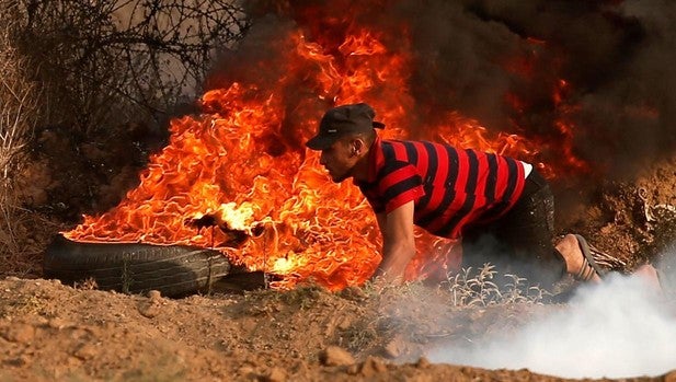 Un palestino protesta junto a la frontera de Gaza con Israel
