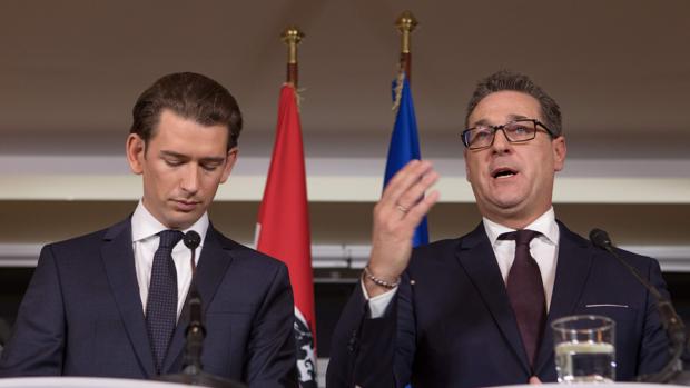 Heinz-Christian Strache (dcha) junto a Sebastian Kurz, el pasado diciembre
