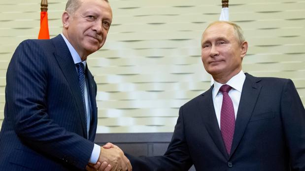 Recep Tayyip Erdogan y Vladímir Putin se estrechan la mano en Sochi