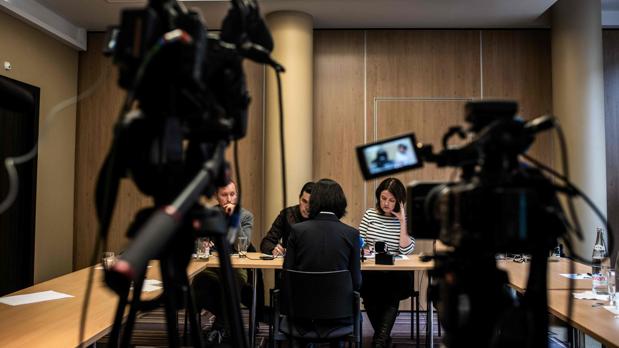 La mujer de Meng Hongwey, presidente de Interpol, habla con los periodistas