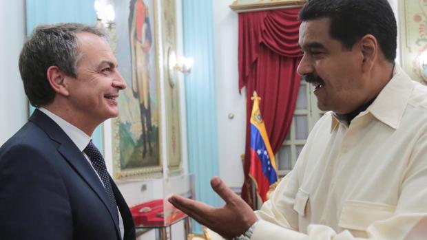 El expresidente del Gobierno Rodríguez Zapatero junto a Nicolás Maduro