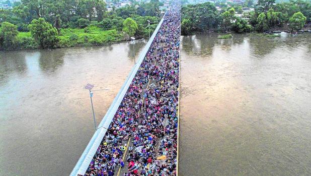 Vista aérea de la caravana cuando cruzaba la frontera de Guatemala con México en el puente de Ciudad Hidalgo, en Chiapas