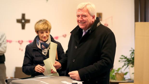 El primer ministro de Hesse, Volker Bouffier, de la CDU, vota en las elecciones regionales de este estado alemán