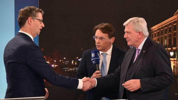 El candidato del SPD, Thorsten Schaefer-Guembel (izquierda), saluda al primer ministro de Hesse, Volker Bouffier, tras las elecciones regionales