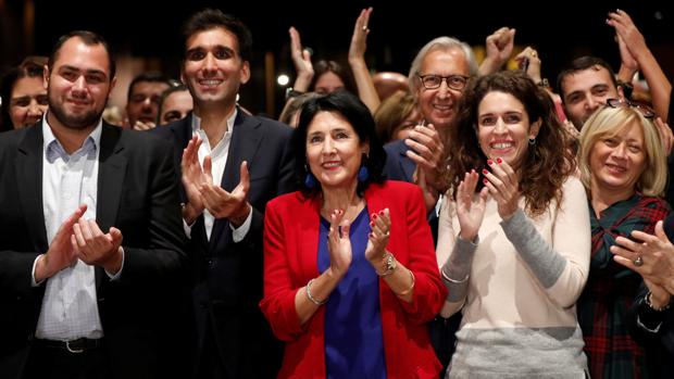La candidata de Sueño Georgiana, Salome Zurabishvili (en el centro), celebra los resultados de los sondeos