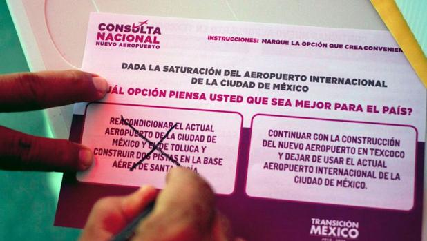 Un ciudadano mexicano vota en la consulta popular