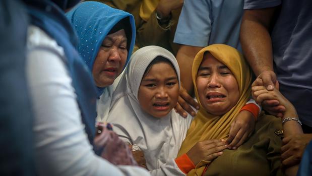 Familiares de los pasajeros del vuelo indonesio estrellado la última semana