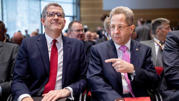Hans-Georg Maassen, exjefe de Inteligencia Interior de Alemania (dcha) junto a su homólogo inglés, Andrew Parker