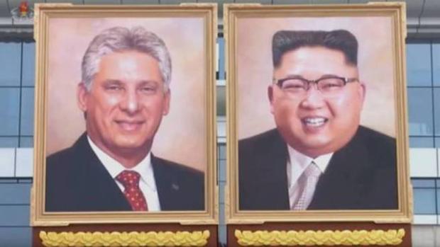 Retratos del presidente cubano Díaz-Canel y Kim Jong-un exhibidos en Pyongyang, Corea del Norte