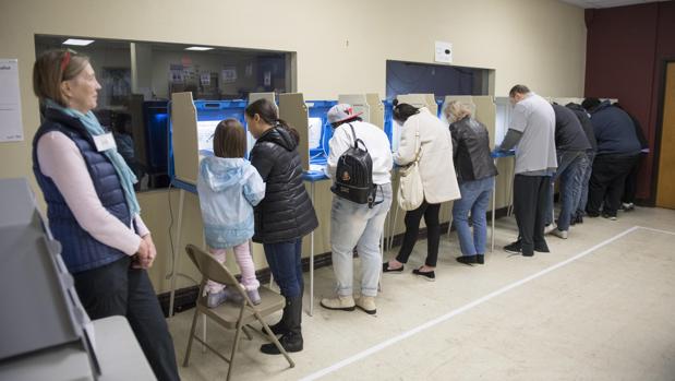 Personas emiten sus votos en una iglesia en Minneapolis, Minnesota