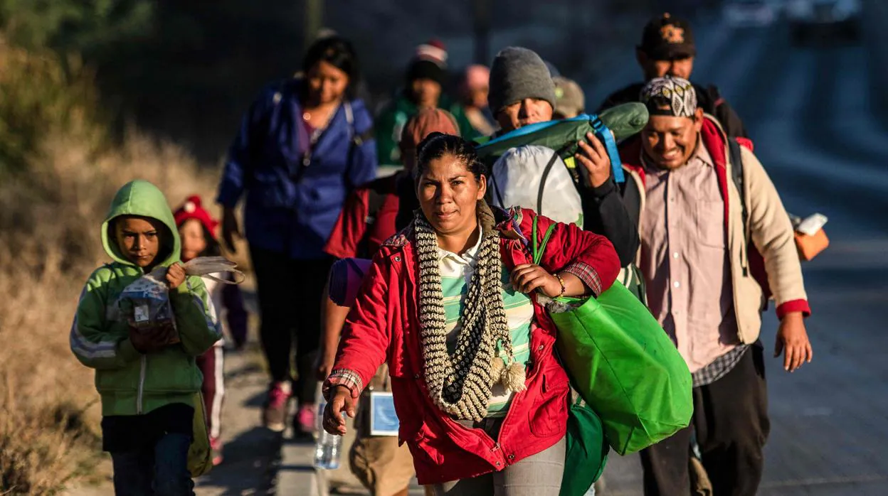 Tijuana recibe con hostilidad a la primera caravana de inmigrantes