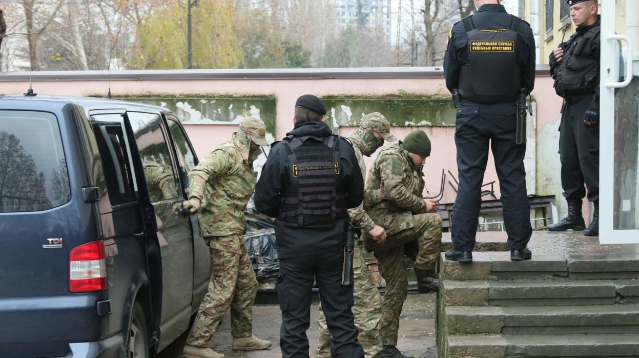 Moscú juzgará los marineros ucranianos en Kerch