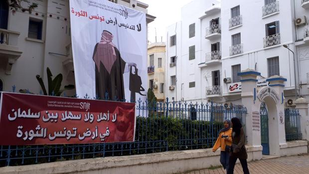 Partidos de oposición y asociaciones de la sociedad civil tunecina iniciaron una serie de protestas contra la visita de Bin Salman