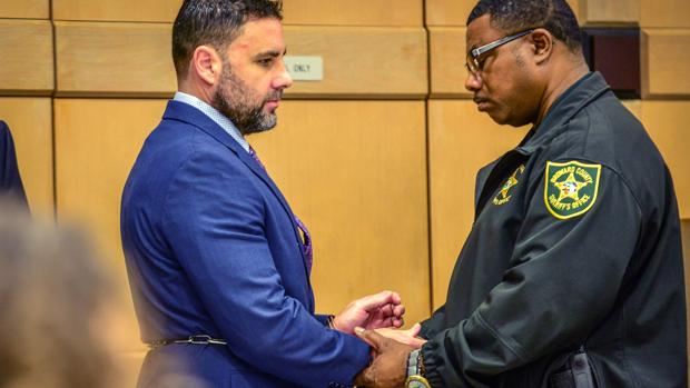 Un agente quita las esposas a Pablo Ibar a su llegada al tribunal del condado Broward (Florida) el pasado lunes