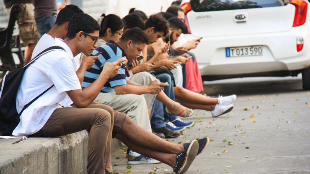 Ciudadanos navegan por internet en uno de los puntos con acceso en La Habana, en una imagen de 2016