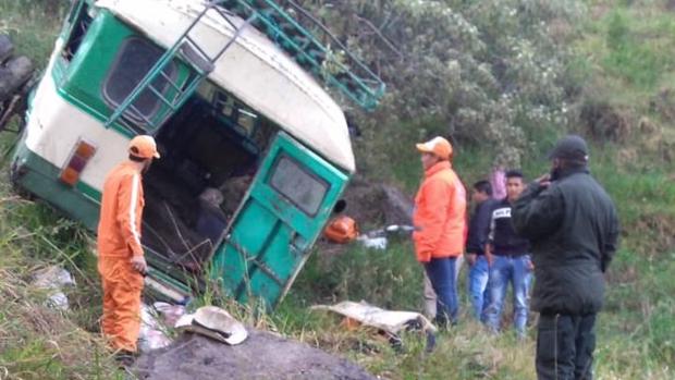 Imagen del autobús volcado