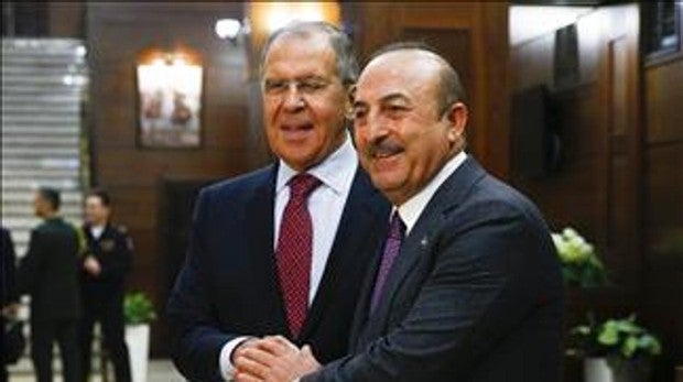 Lavrov y Cavusoglu, antes de la rueda de prensa ofrecida ayer