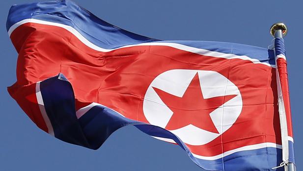 Una bandera norcoreana que ondea en la villa Olímpica en Gangneung (Corea del Norte)