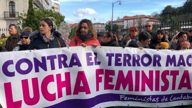 Varias personalidades políticas y habitantes de Laredo se concentran en repulsa por la primera víctima de violencia machista de este año