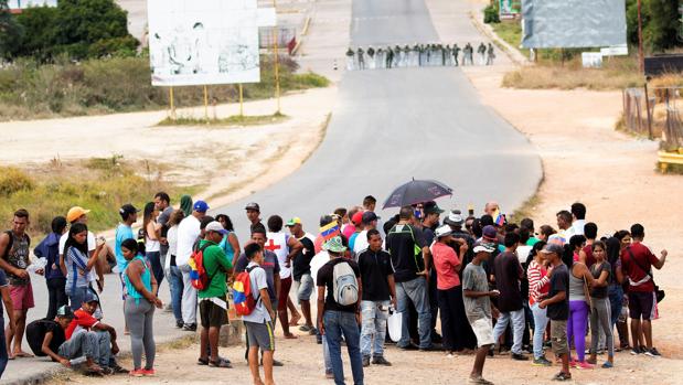 Unos 300 manifestantes antichavistas se aglomeran en el paso fronterizo entre ambos países, en la localidad de Pacaraima en la frontera con Brasil