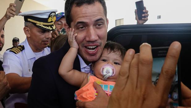 Juan Guaidó, con un bebé en el hotel donde se ha alojado en Ecuador