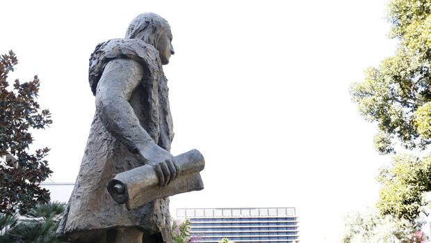 Una estatua de Colón que fue retirada de un parque de Los Ángeles