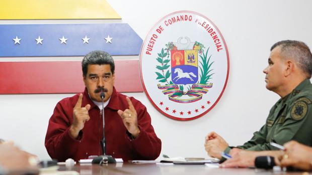 Nicolás Maduro, este martes junto al ministro de Defensa, Vladimir Padrino, en el Palacio de Miraflores