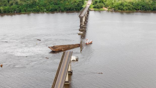 Así ha quedado el puente después del impacto de la embarcación cuando surcaba las aguas del río Mojú