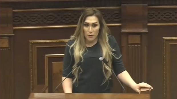 Lilit Martirosyan, durante su intervención en la Asamblea de Armenia